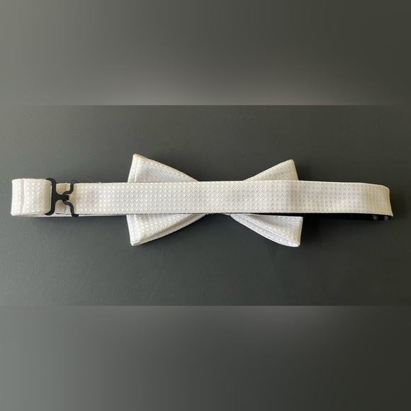 White Textured Adjustable Bow Tie - Picture 3 of 6